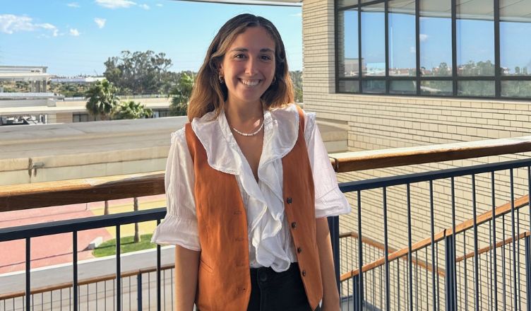 "Estoy agradecida a Loyola por reconocer mi esfuerzo y darme la oportunidad de especializarme en lo que me apasiona"